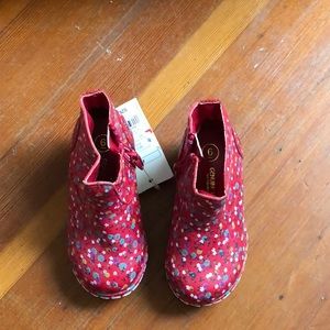 NWT Genuine Kids red floral clogs | size 6